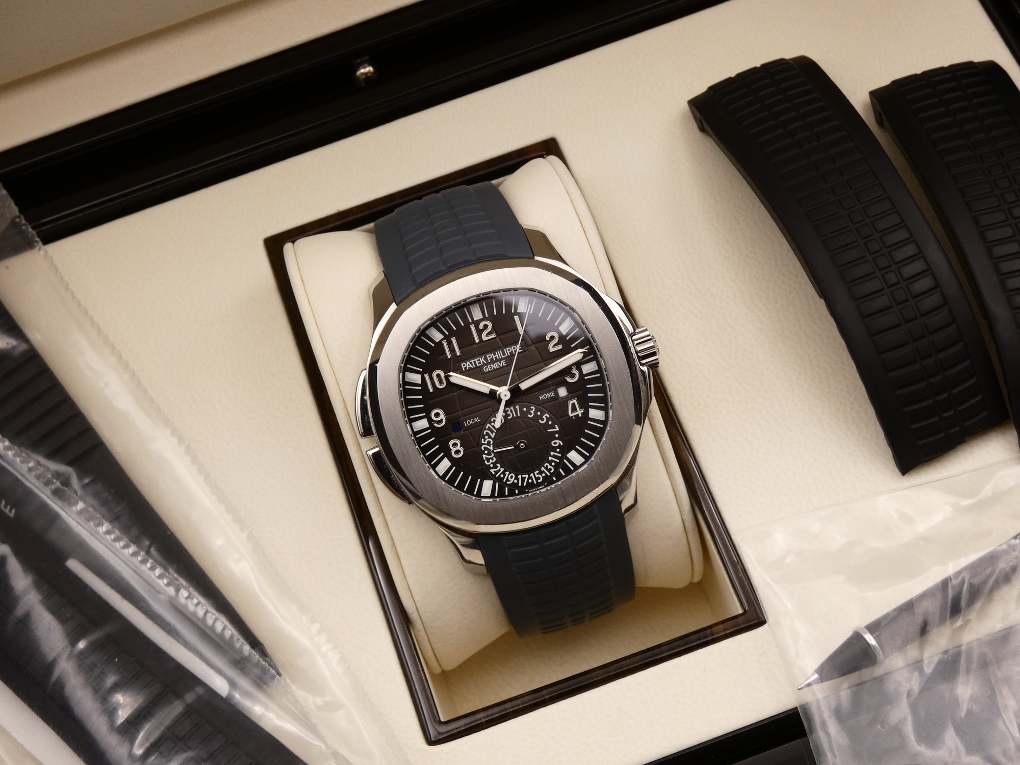 Patek Philippe 5164a Aquanaut Travel Time / 2017 / 3 straps / fresh service Patek