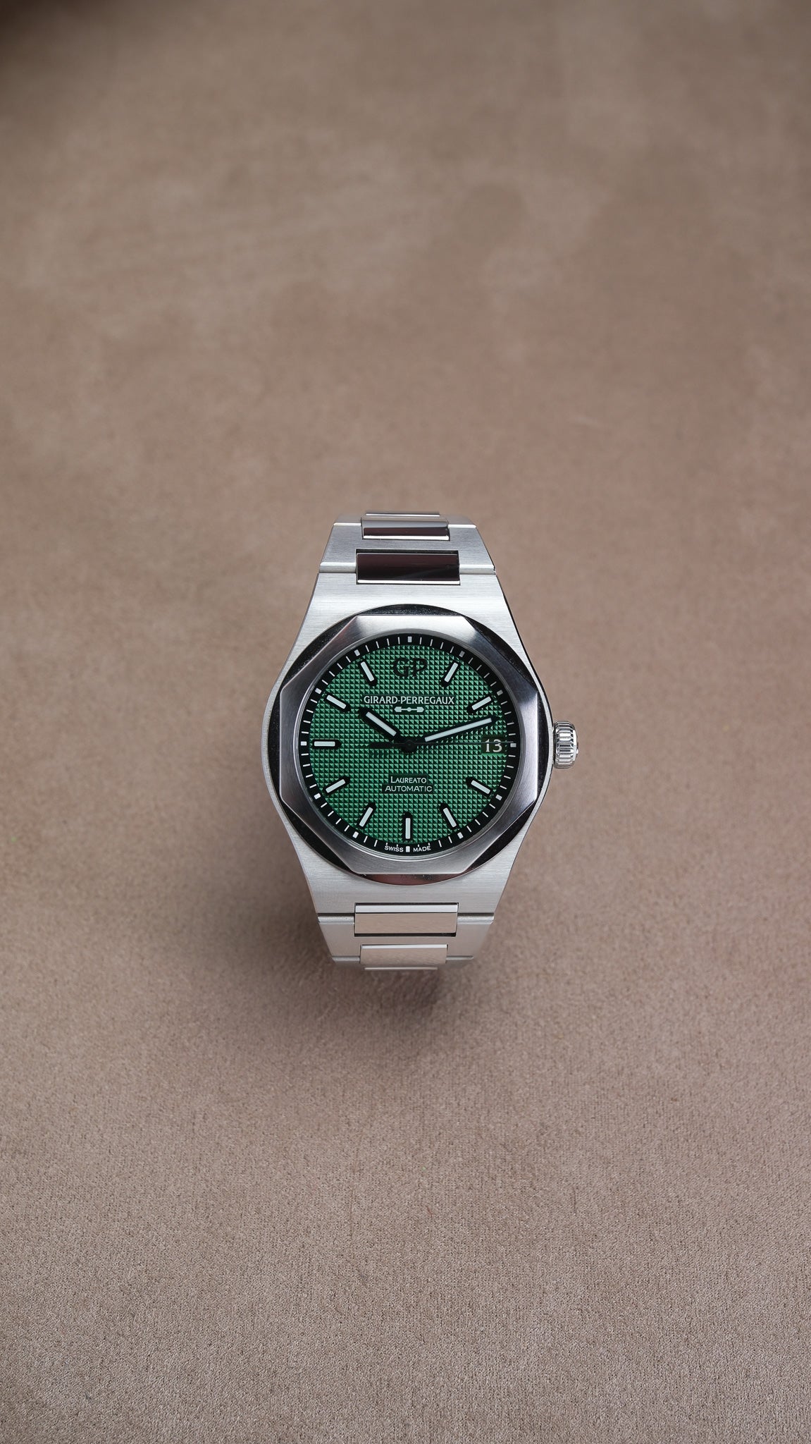 Girrard-Perregaux Laureato 81010 &quot;Sunray Green&quot; NEW 2022