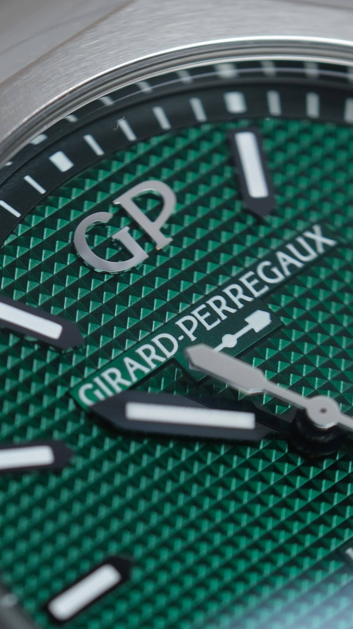 Girrard-Perregaux Laureato 81010 &quot;Sunray Green&quot; NEW 2022
