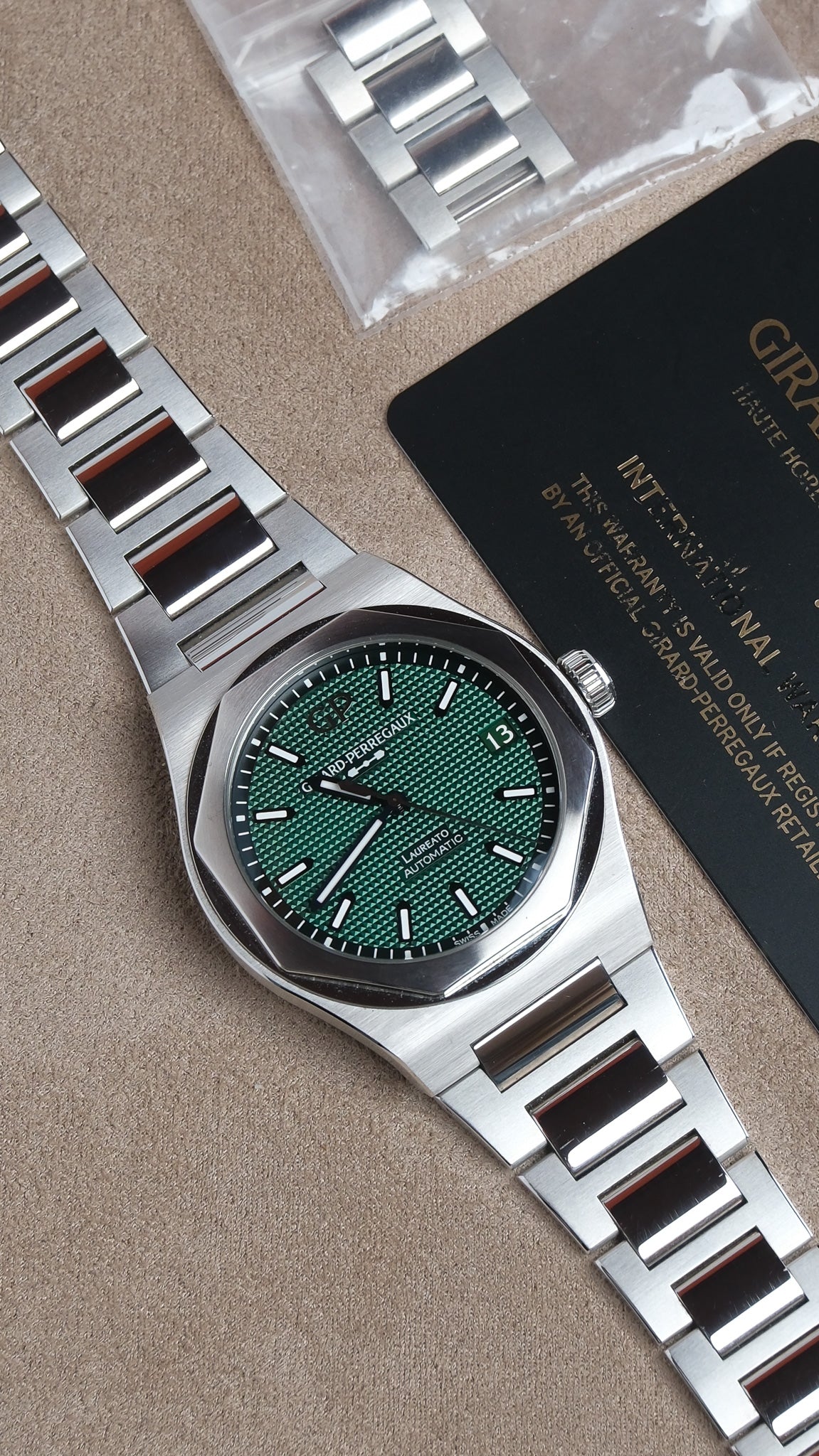 Girrard-Perregaux Laureato 81010 &quot;Sunray Green&quot; NEW 2022