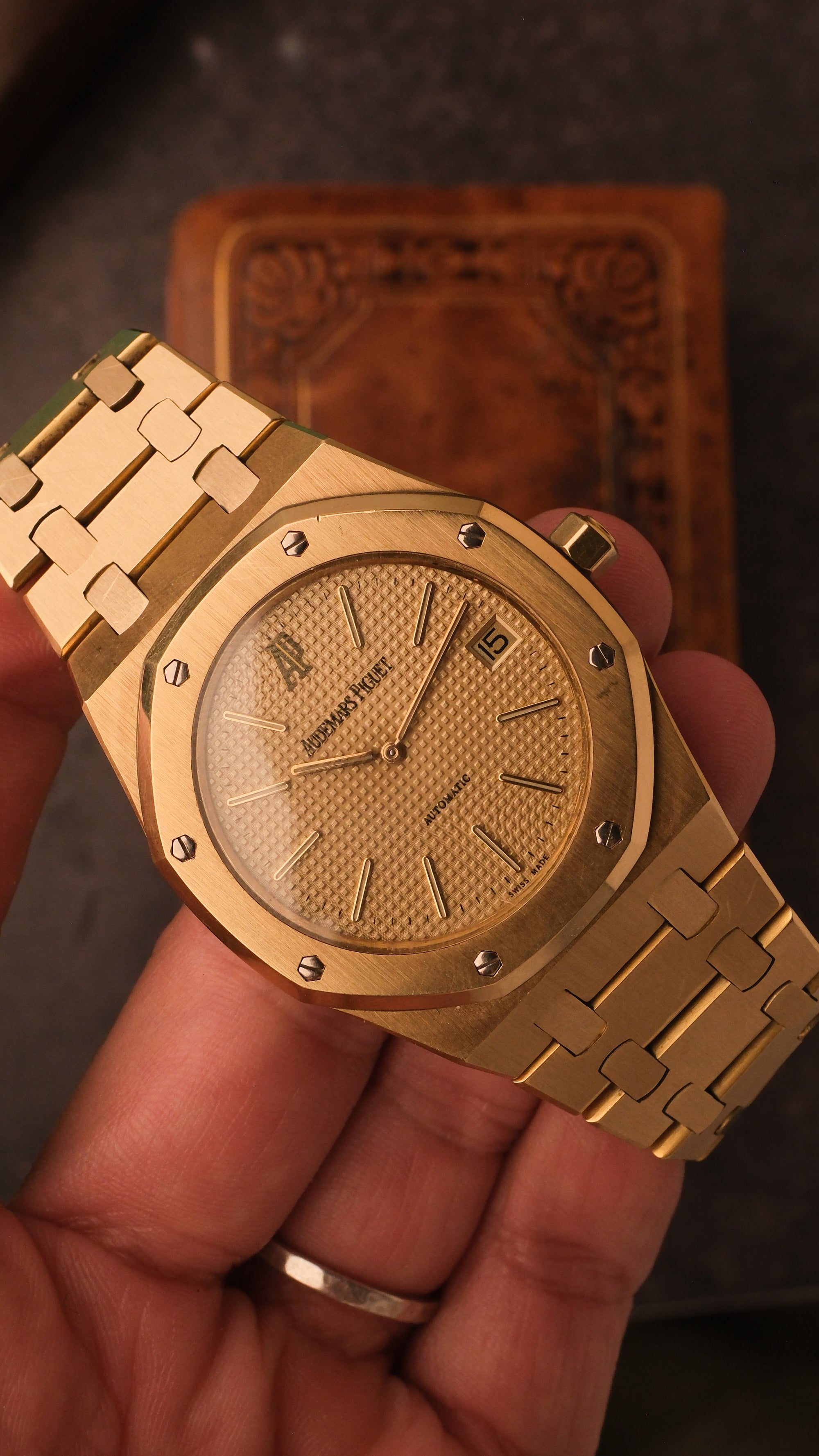 AUDEMARS PIGUET ROYAL OAK JUMBO 18K YELLOW GOLD 39MM – 5402BA – 1980 EXTRACT