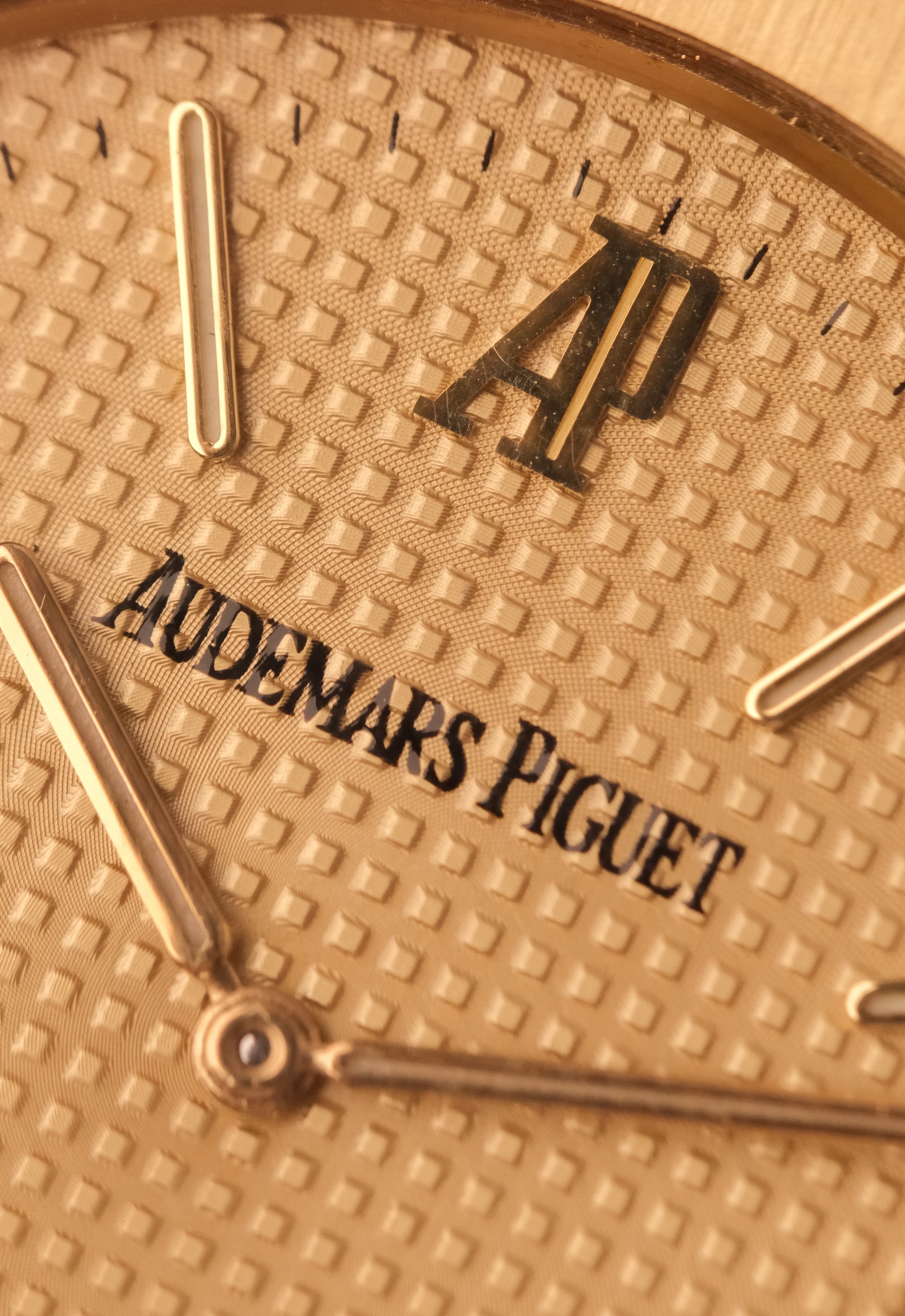 AUDEMARS PIGUET ROYAL OAK JUMBO 18K YELLOW GOLD 39MM – 5402BA – 1980 EXTRACT