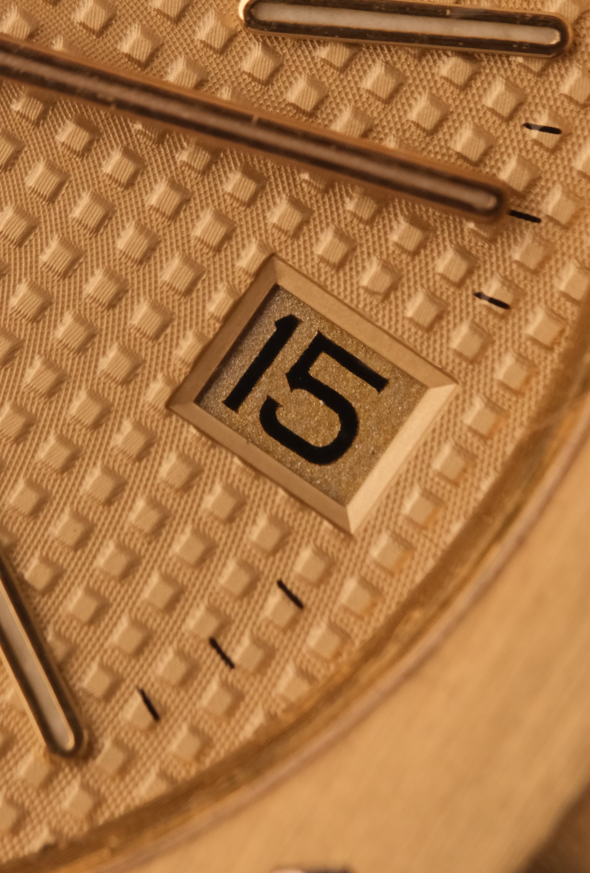 AUDEMARS PIGUET ROYAL OAK JUMBO 18K YELLOW GOLD 39MM – 5402BA – 1980 EXTRACT